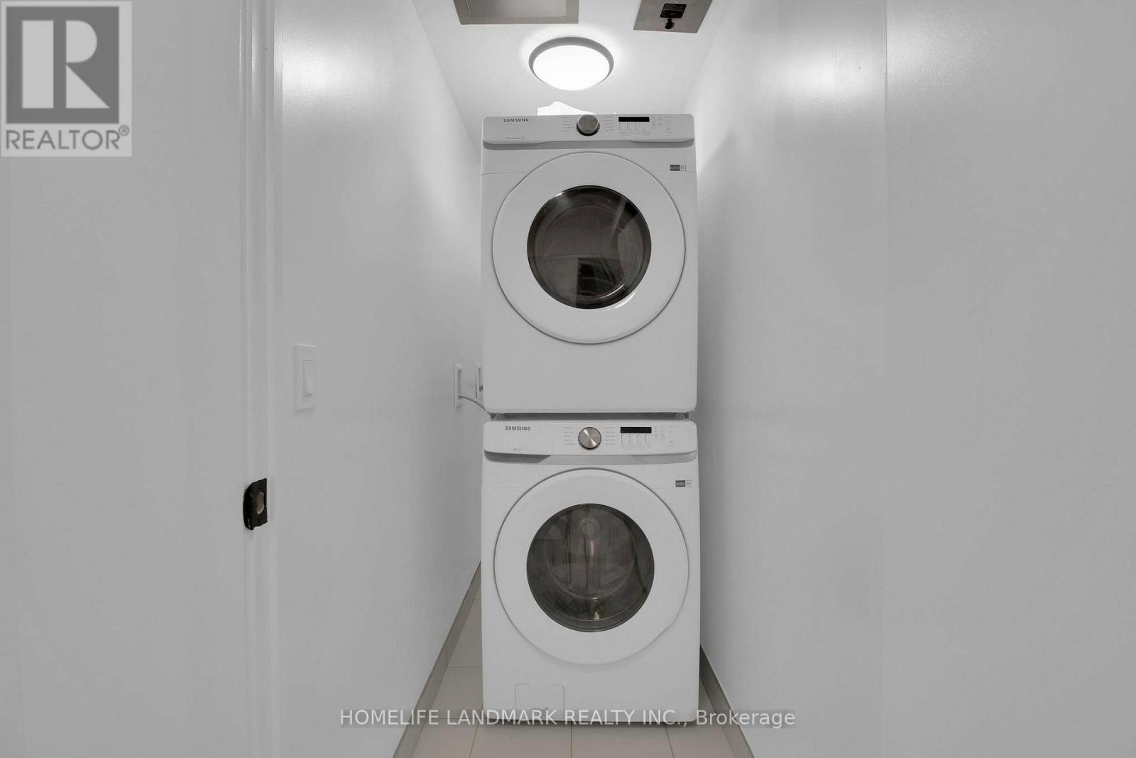 Photo 4 of 522 36 Zorra Street, Toronto ON