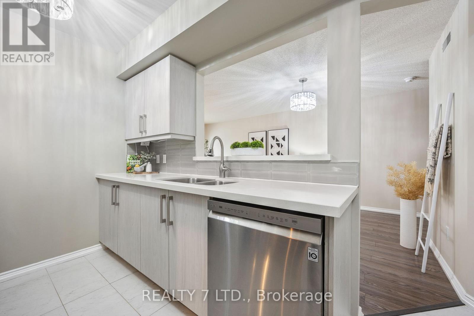 Photo 15 of 809 900 Steeles Avenue W, Vaughan ON
