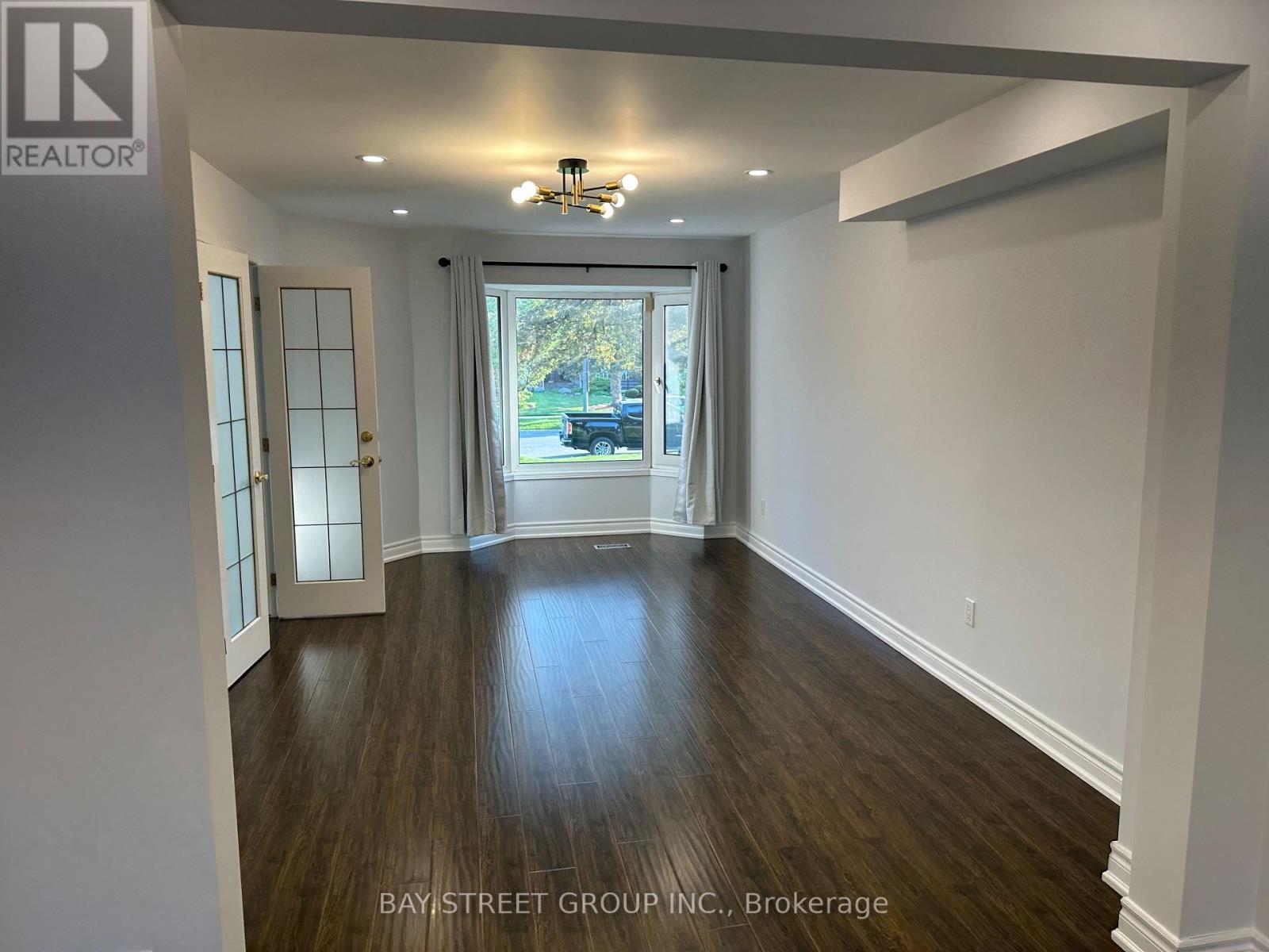 Photo 4 of 4131 Colonial Drive, Mississauga ON