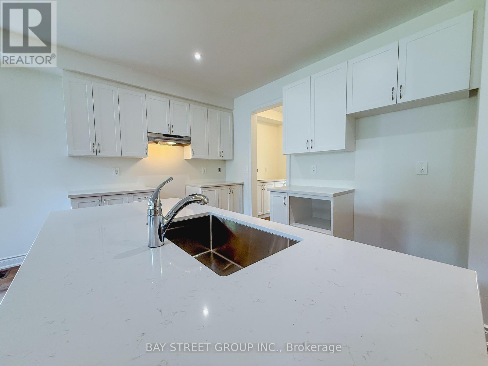 Photo 5 of 18 Shelson Place, Georgina ON