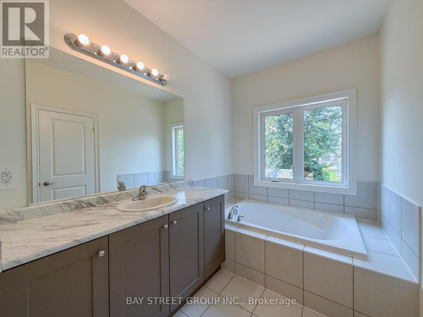 Photo 7 of 18 Shelson Place, Georgina ON