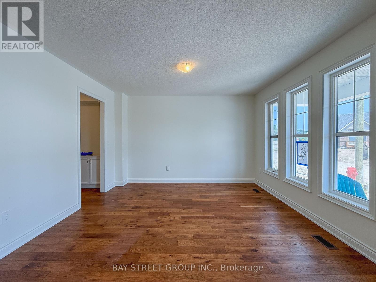 Photo 4 of 18 Shelson Place, Georgina ON