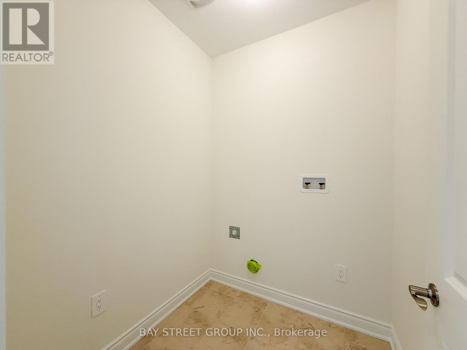 Photo 2 of 18 Shelson Place, Georgina ON