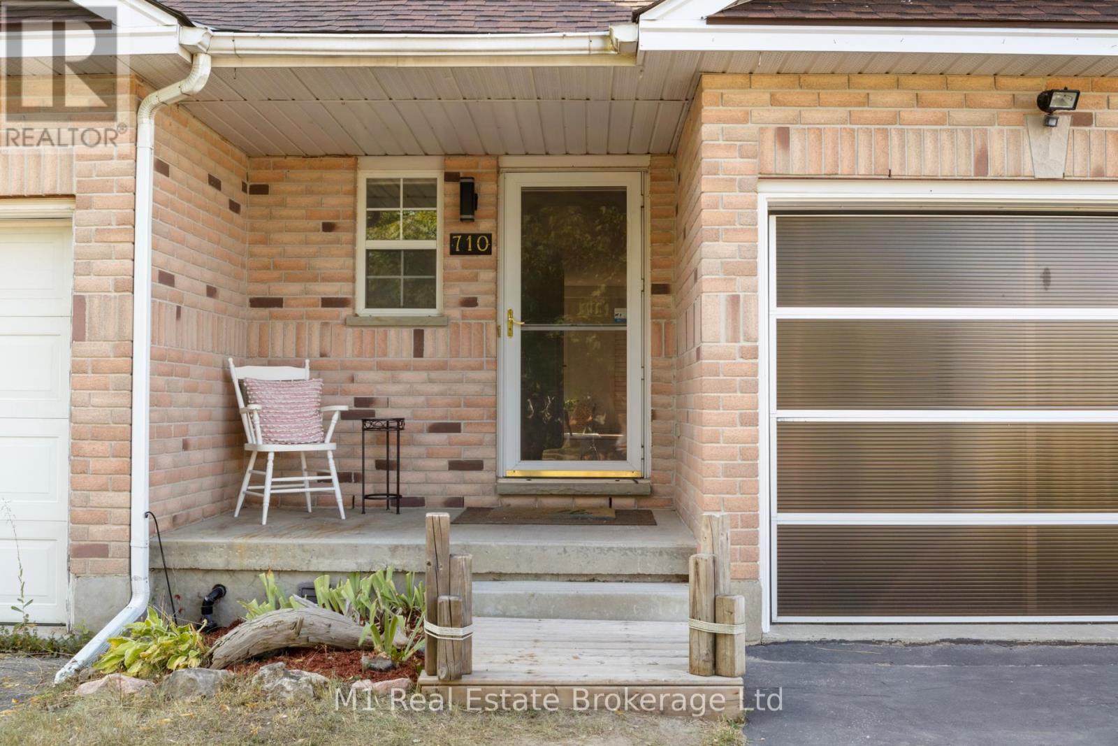 Photo 4 of 710 Denny Gate, Centre Wellington ON