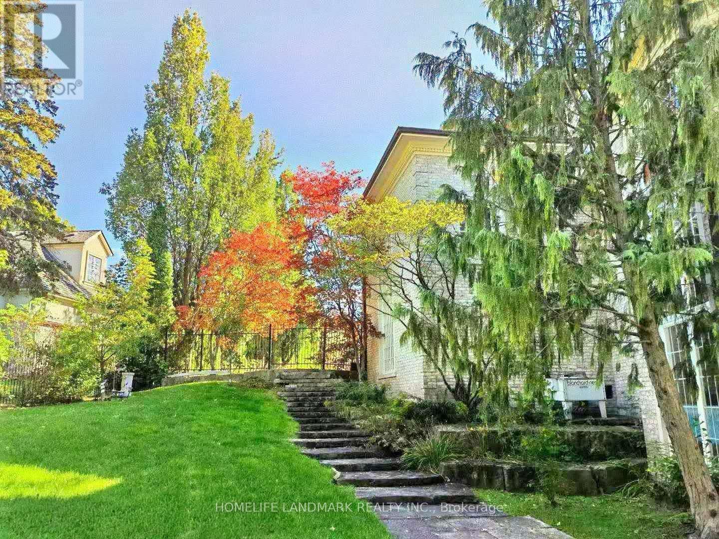 Photo 2 of 42 Maryvale Crescent, Richmond Hill ON