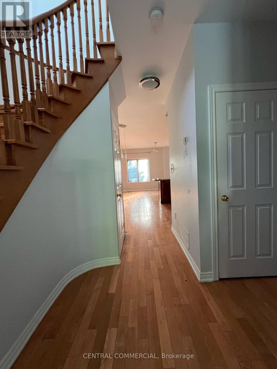 Photo 4 of 26 56 North Lake Road W, Richmond Hill ON