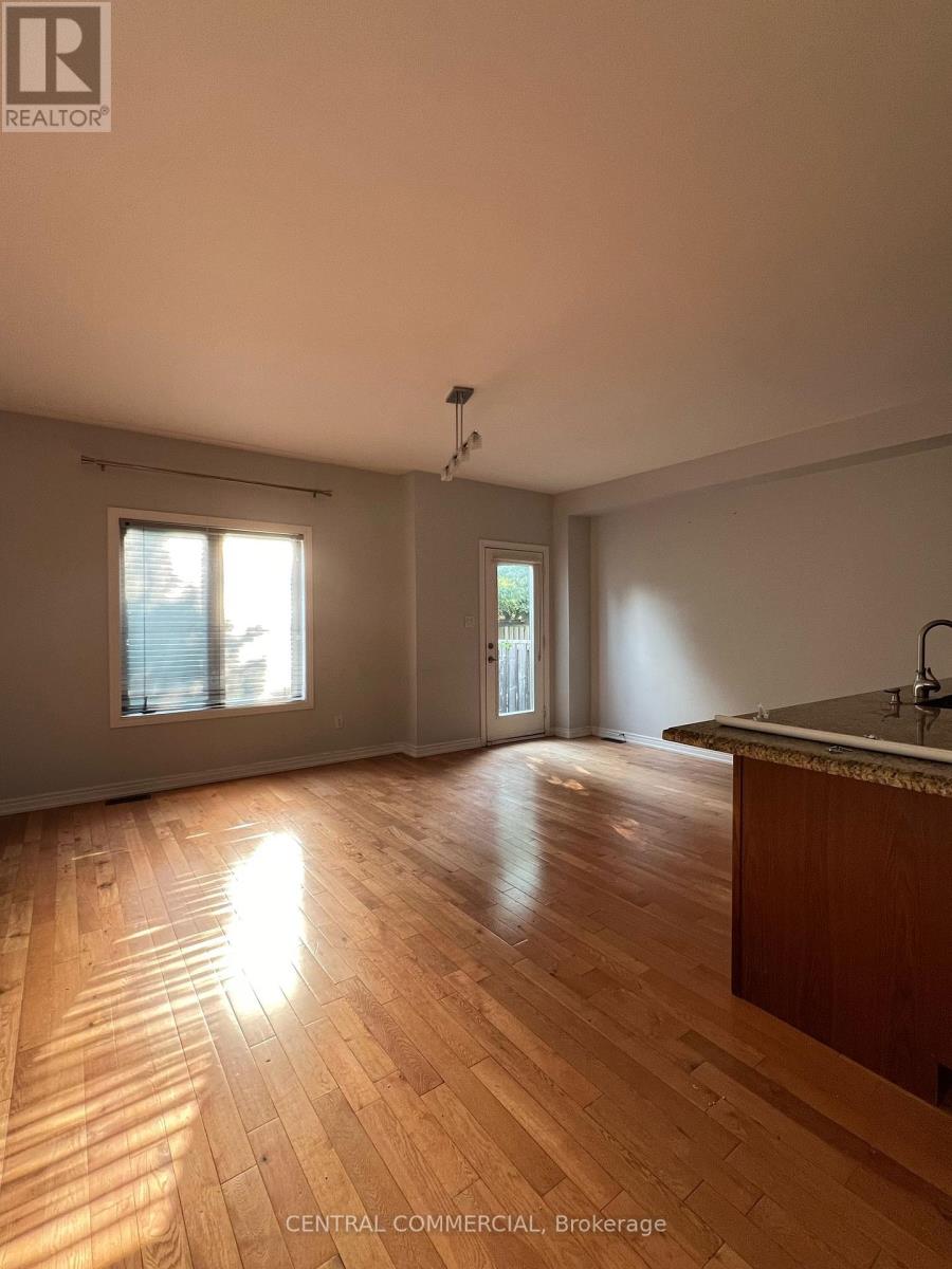 Photo 6 of 26 56 North Lake Road W, Richmond Hill ON