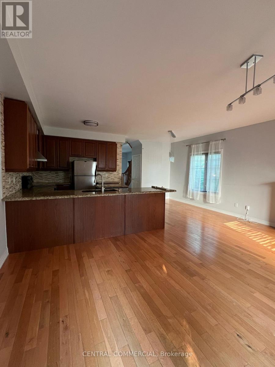 Photo 8 of 26 56 North Lake Road W, Richmond Hill ON