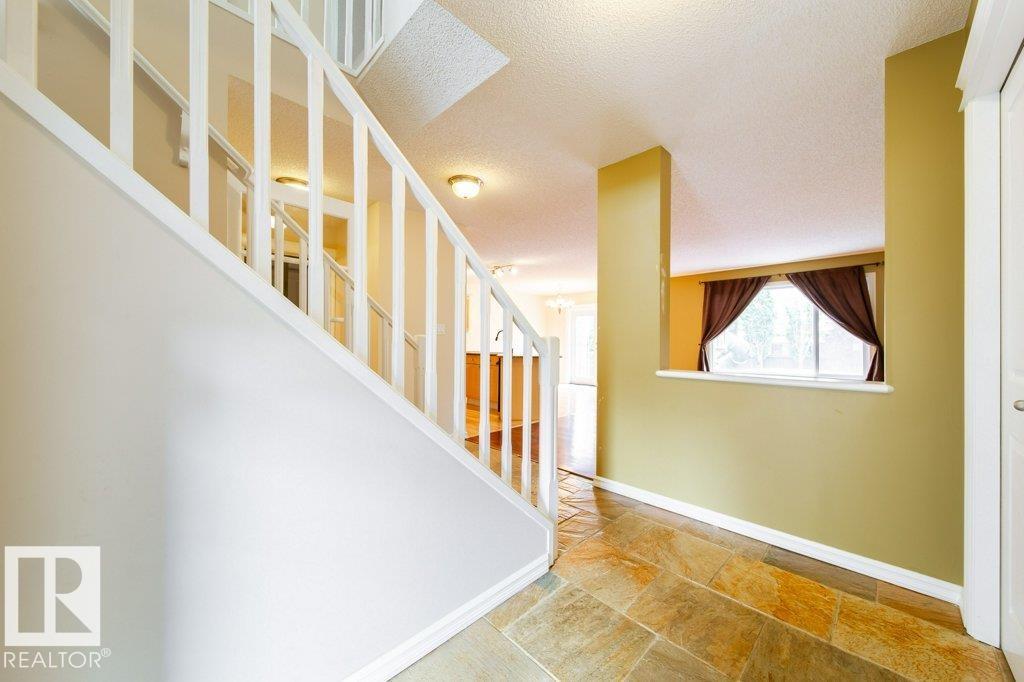Photo 8 of 16117 49 St Nw, Edmonton AB