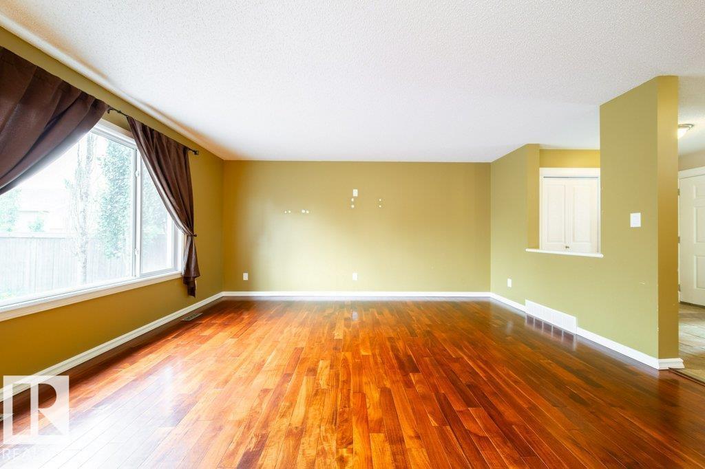 Photo 32 of 16117 49 St Nw, Edmonton AB
