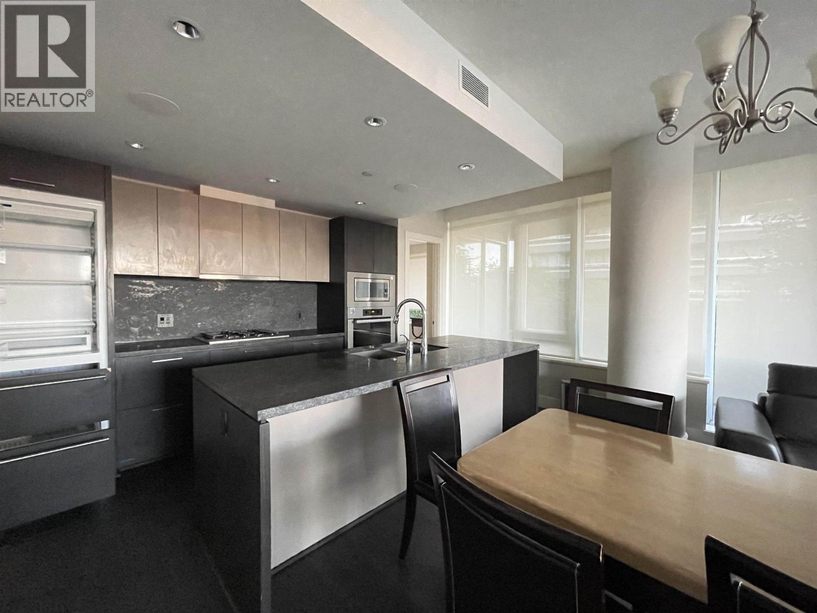 100 888 ARTHUR ERICKSON PLACE, West Vancouver