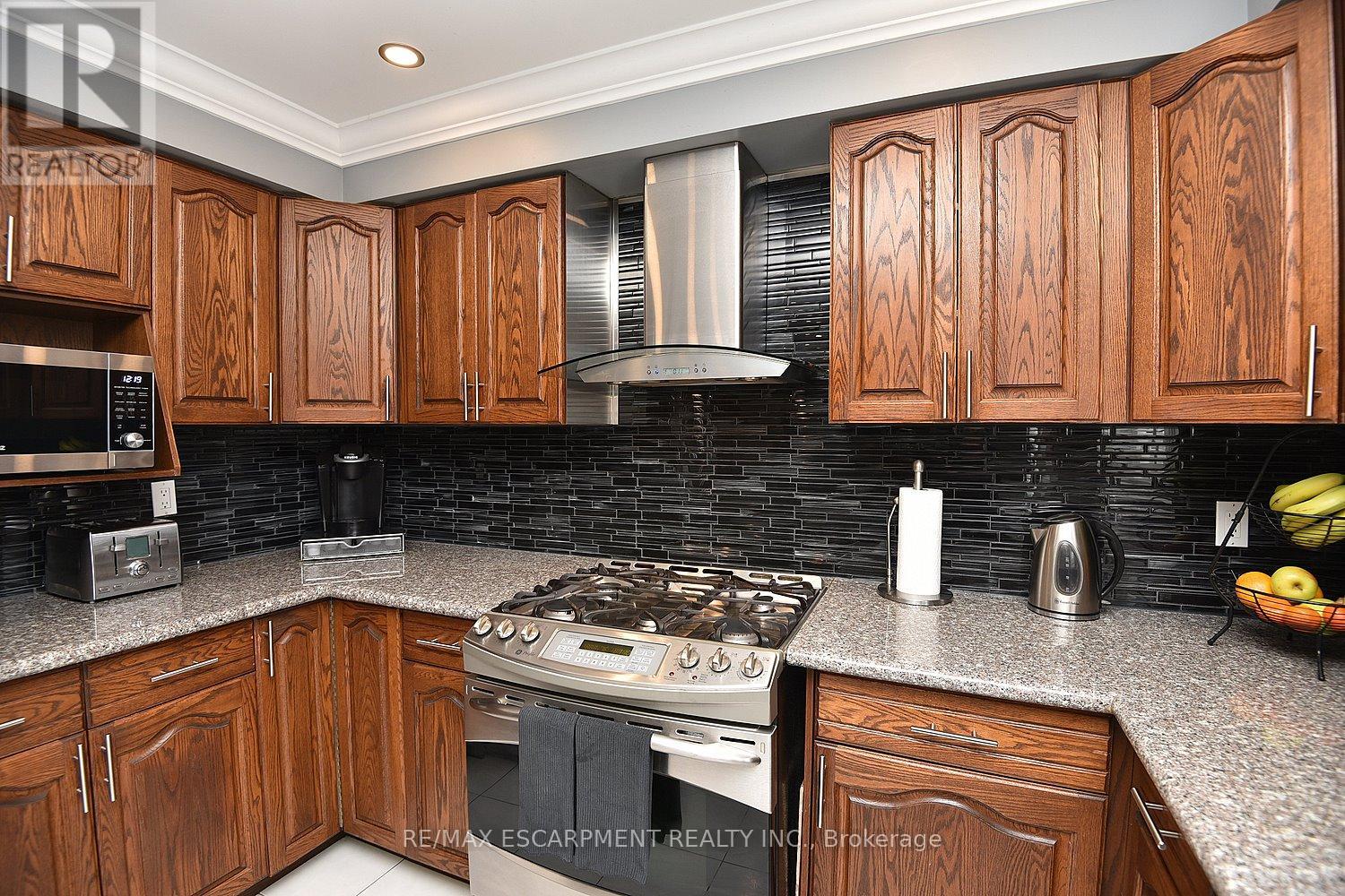 Photo 32 of 36 Tommar Place, Hamilton ON