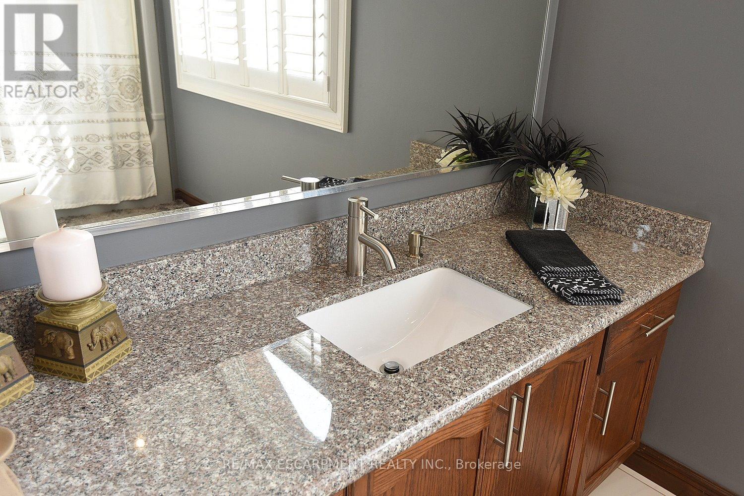 Photo 8 of 36 Tommar Place, Hamilton ON