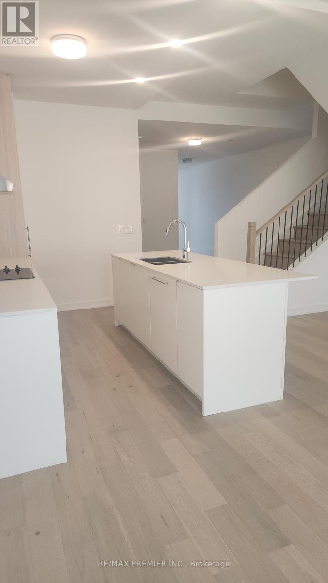Photo 9 of 106 67 Saigon Drive S, Richmond Hill ON