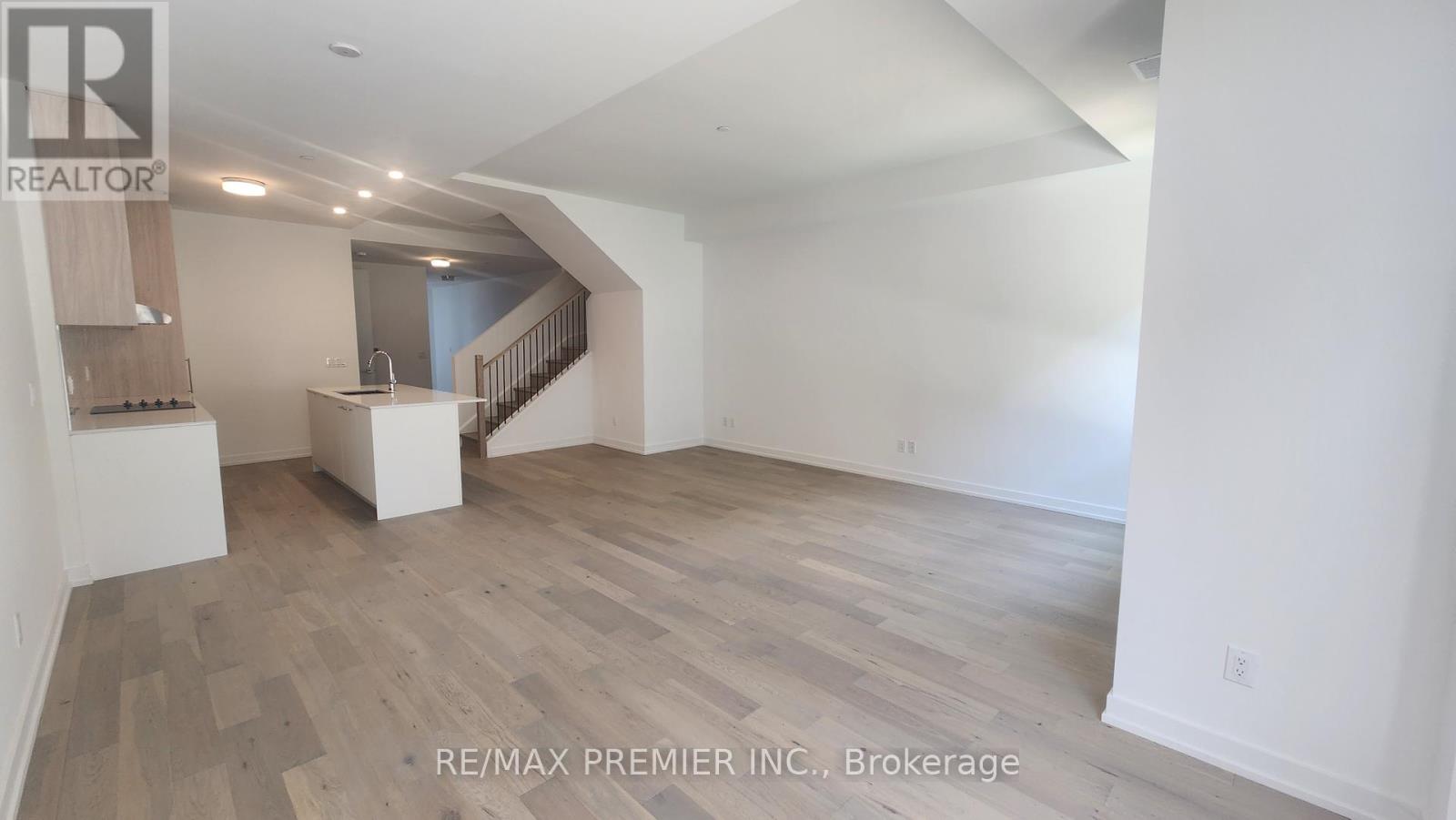 Photo 5 of 106 67 Saigon Drive S, Richmond Hill ON