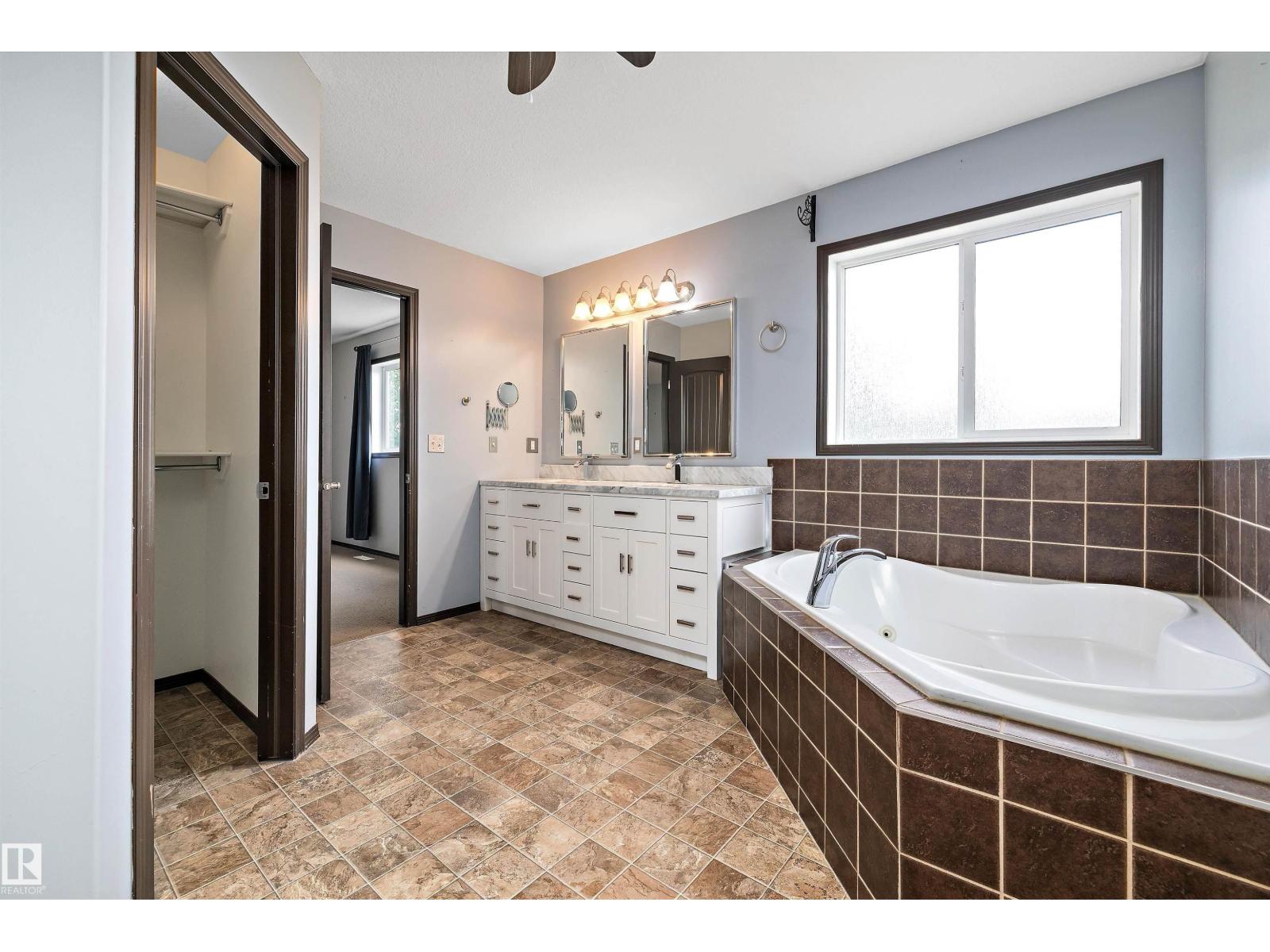 Photo 1 of 16715 114 St Nw, Edmonton AB