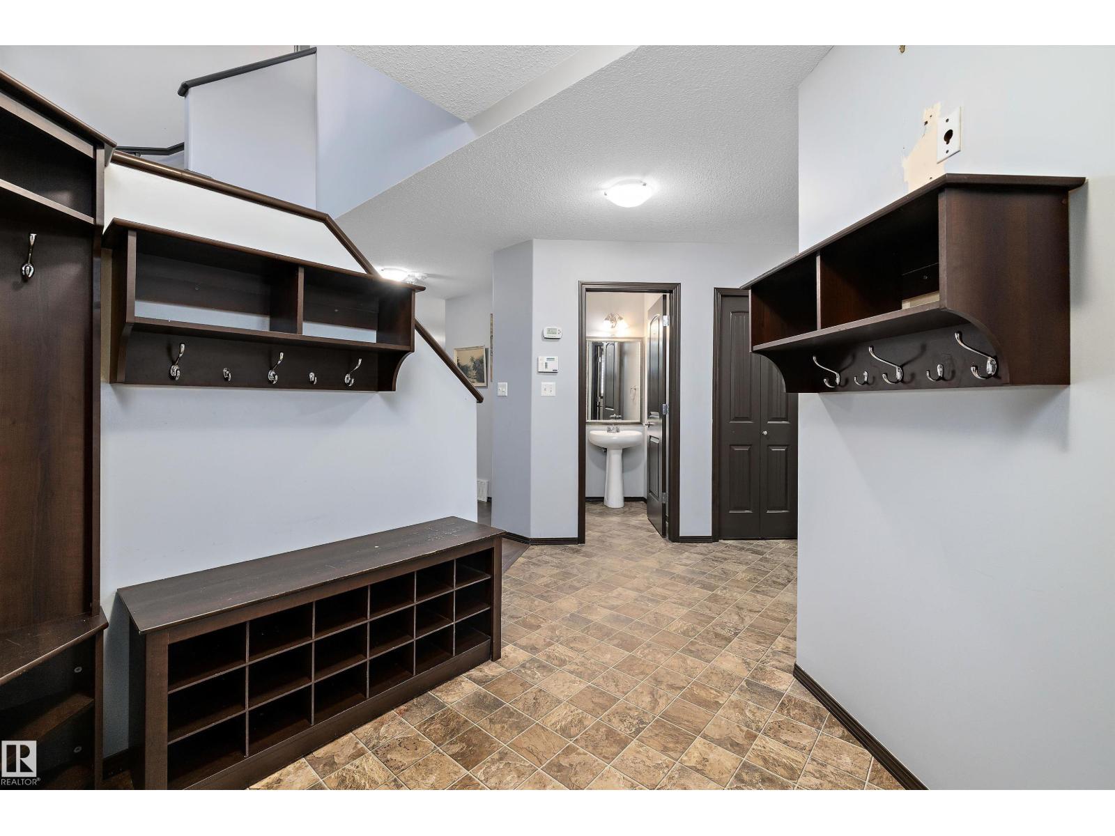 Photo 3 of 16715 114 St Nw, Edmonton AB