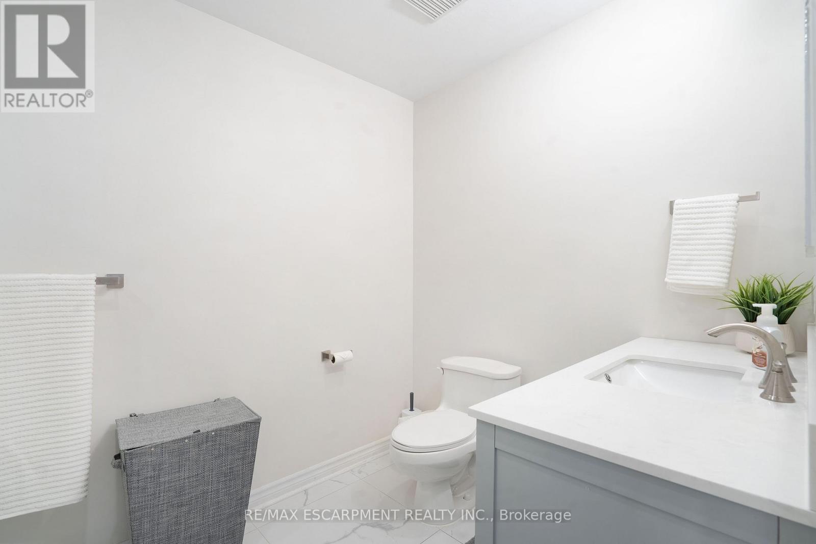 Photo 18 of 1496 Tyneburn Crescent, Mississauga ON