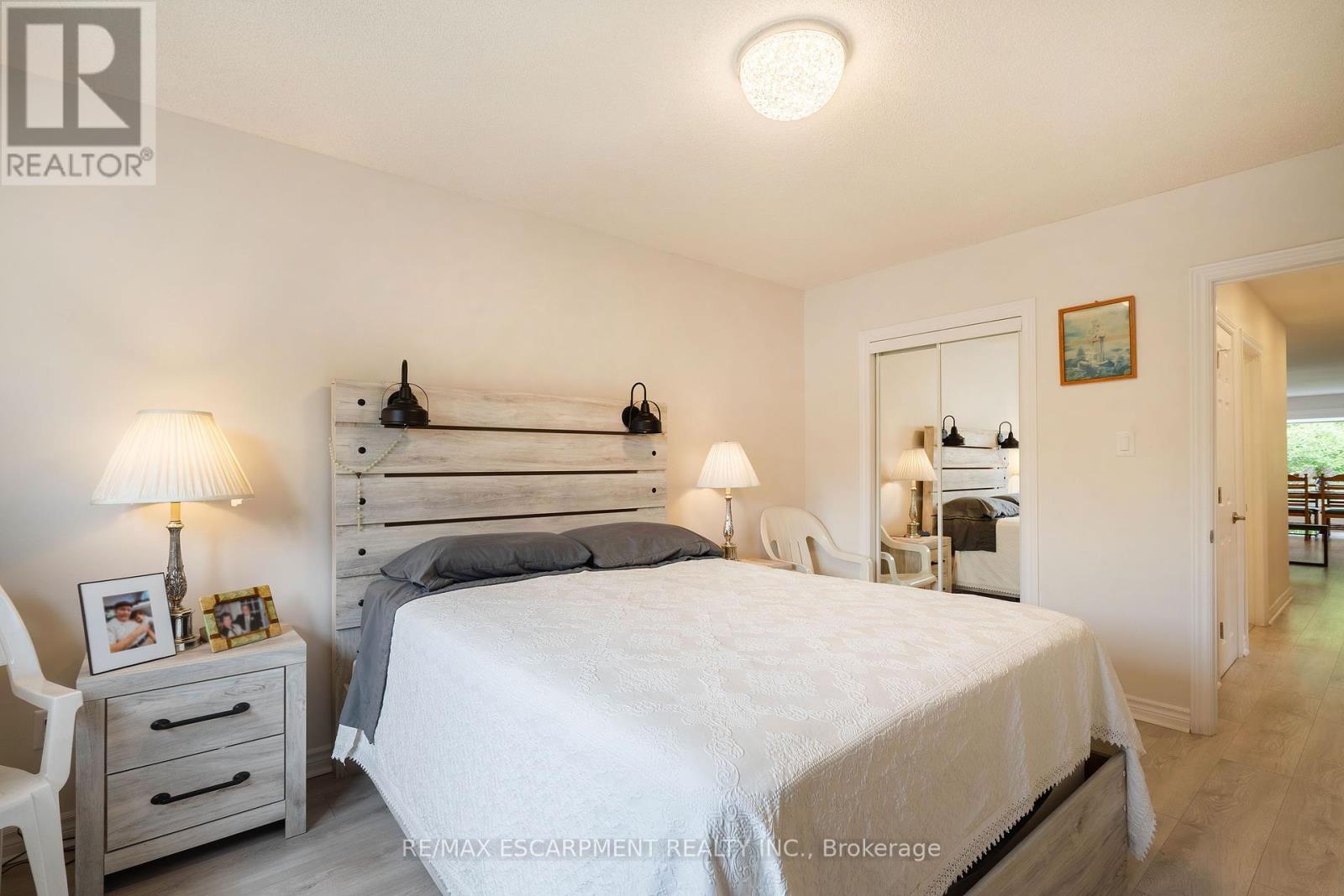 Photo 8 of 1496 Tyneburn Crescent, Mississauga ON