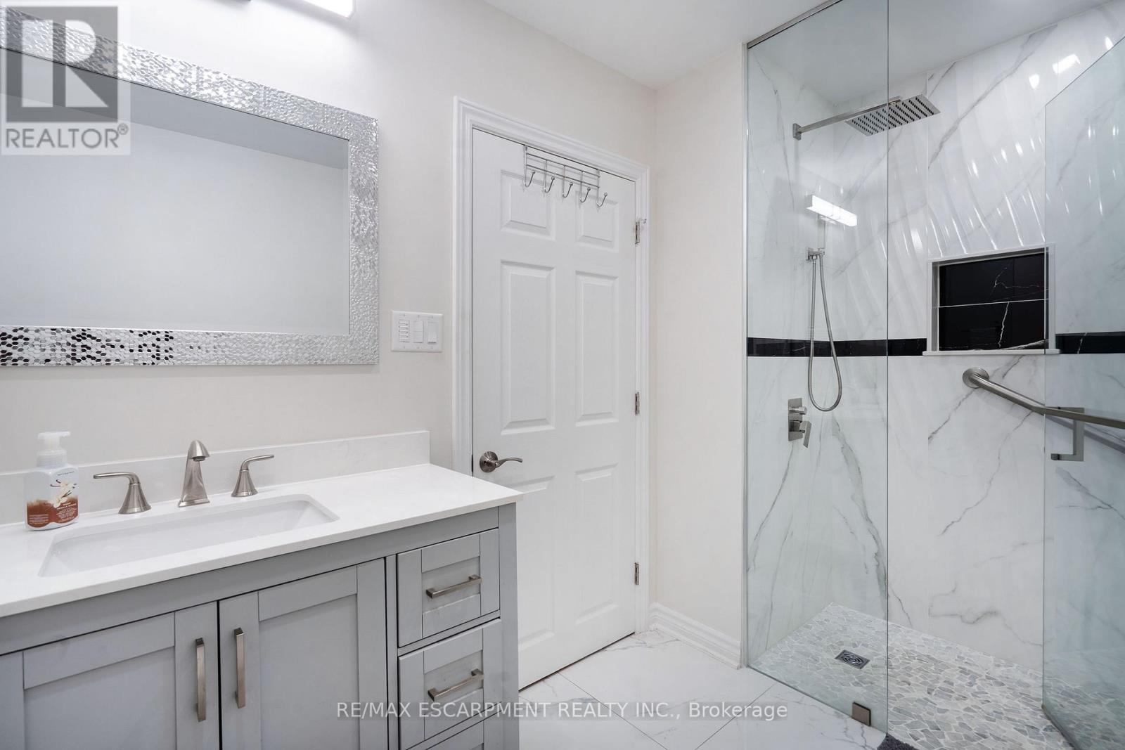 Photo 17 of 1496 Tyneburn Crescent, Mississauga ON