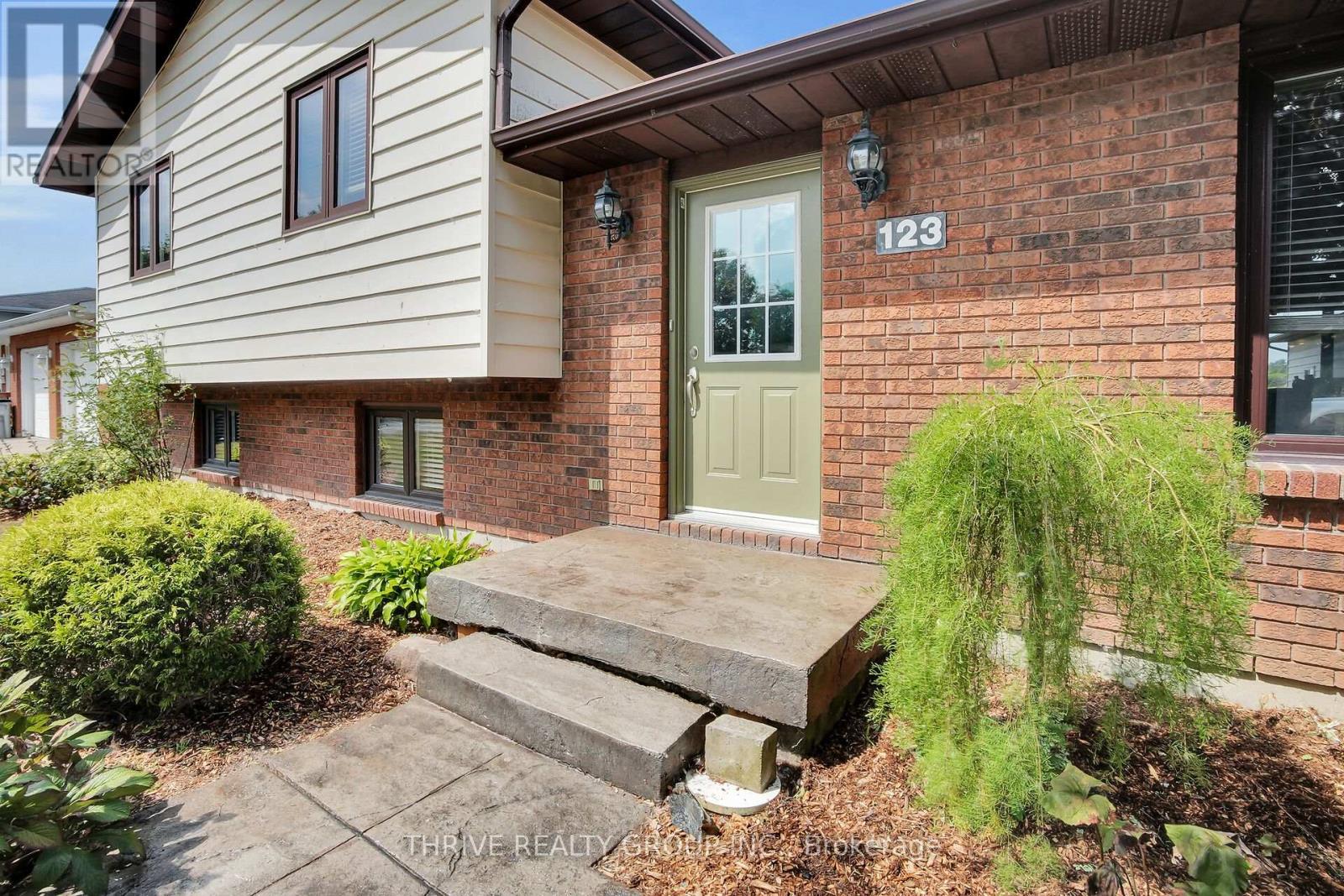 Single Family House for Sale in  MICHELLE AVENUE North Middlesex (Parkhill) 