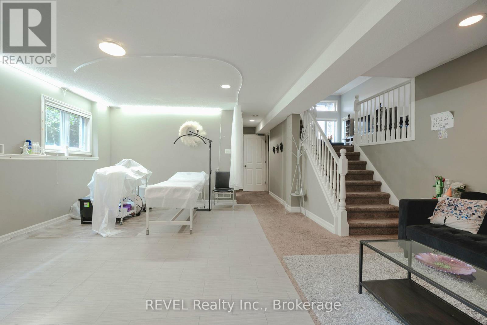 Photo 25 of 1085 South Wenige Drive, London North ON