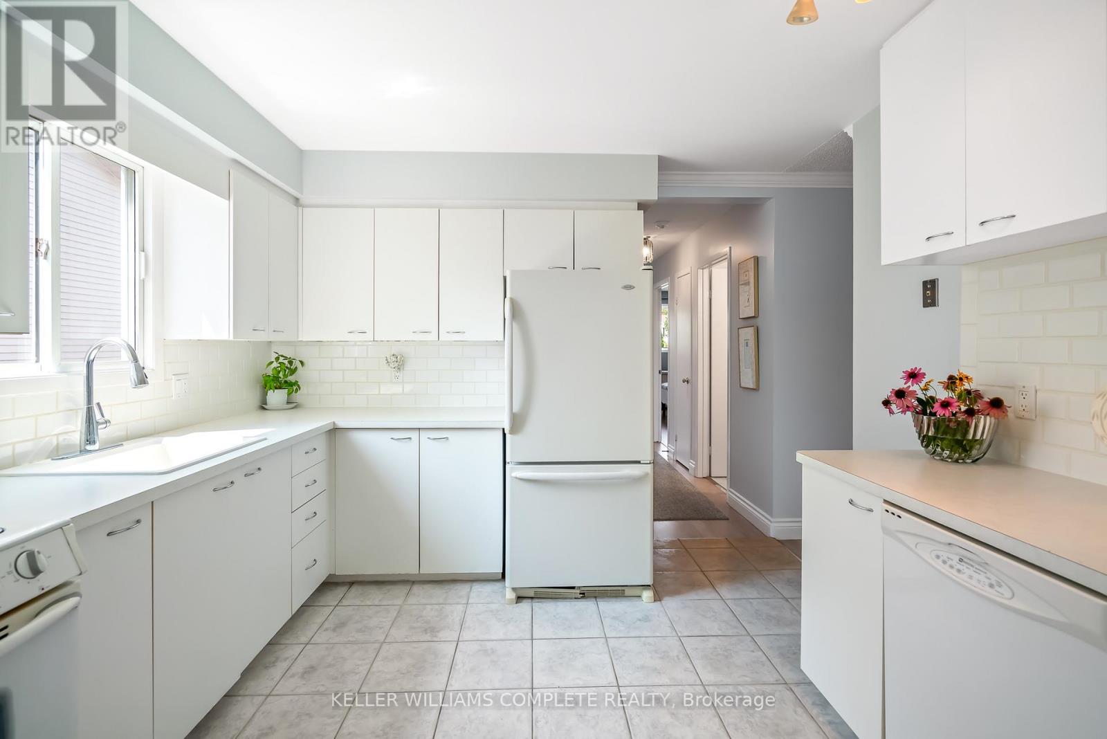 Photo 5 of 56 Stoney Brook Crescent, St Catharines ON