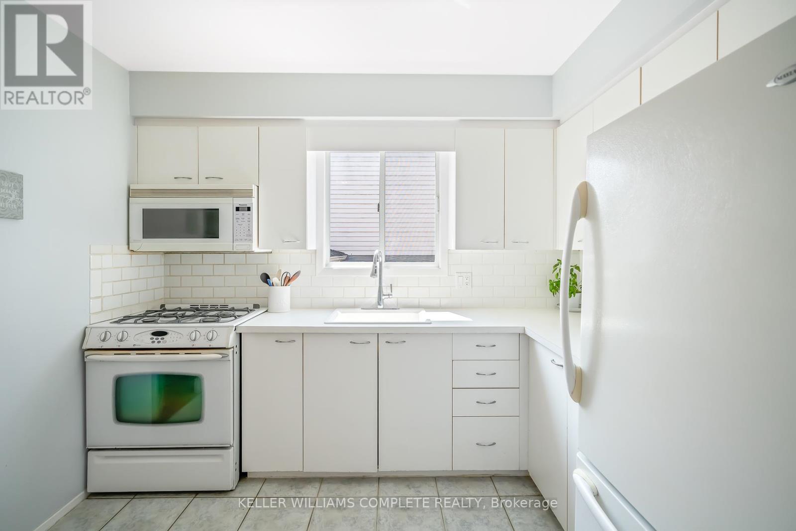 Photo 6 of 56 Stoney Brook Crescent, St Catharines ON