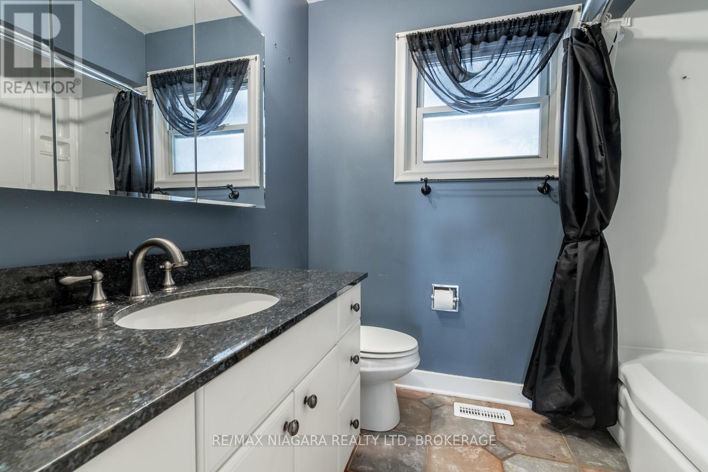 Photo 18 of 69 Golden Boulevard W, Welland ON