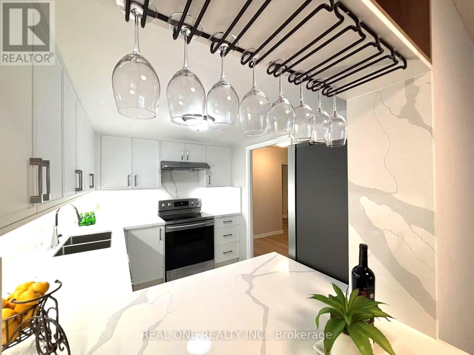Photo 3 of 1012 711 Bay Street, Toronto ON