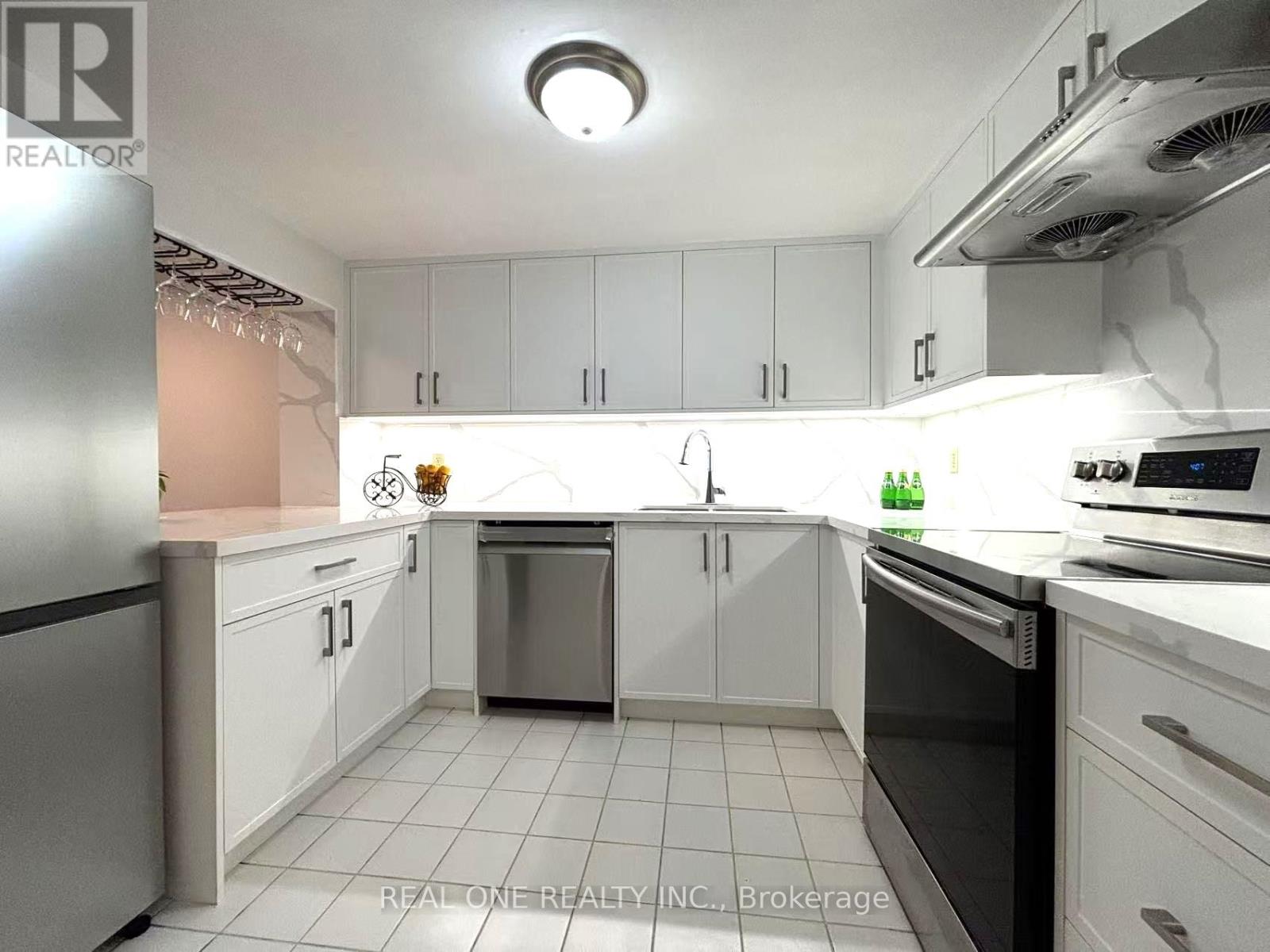 Photo 1 of 1012 711 Bay Street, Toronto ON