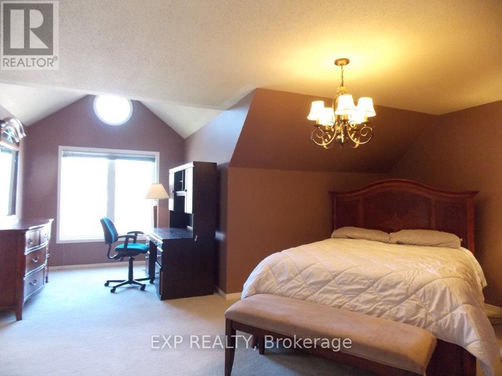 Photo 12 of 129 Annapolis Circle, Ottawa ON