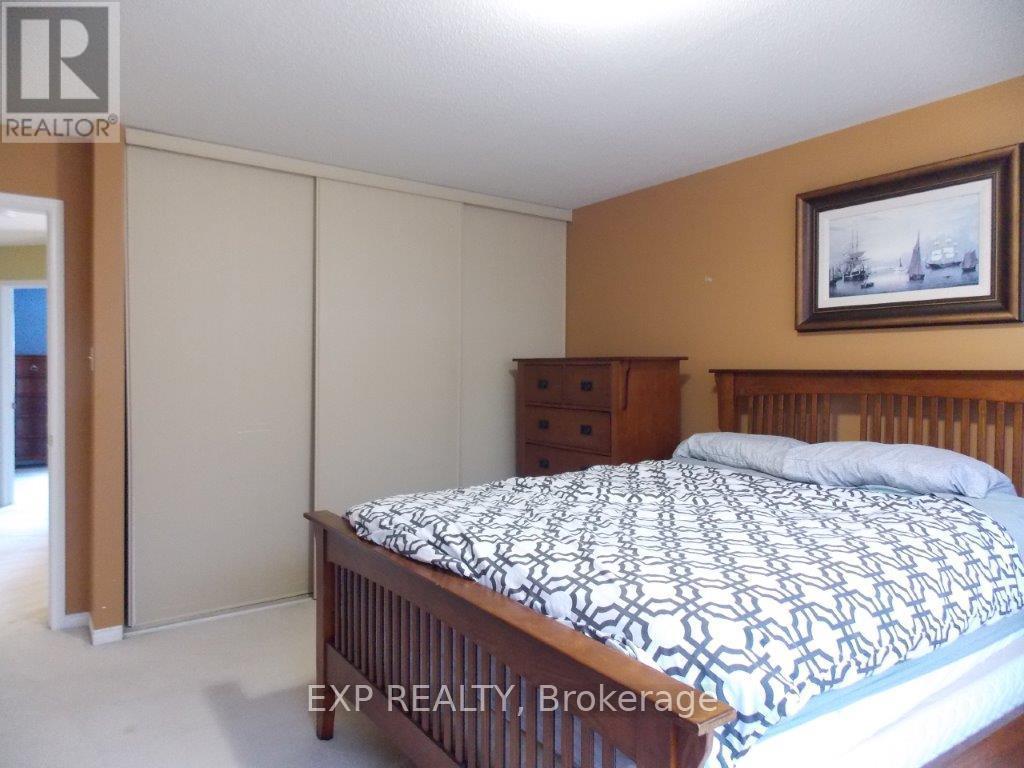 Photo 16 of 129 Annapolis Circle, Ottawa ON