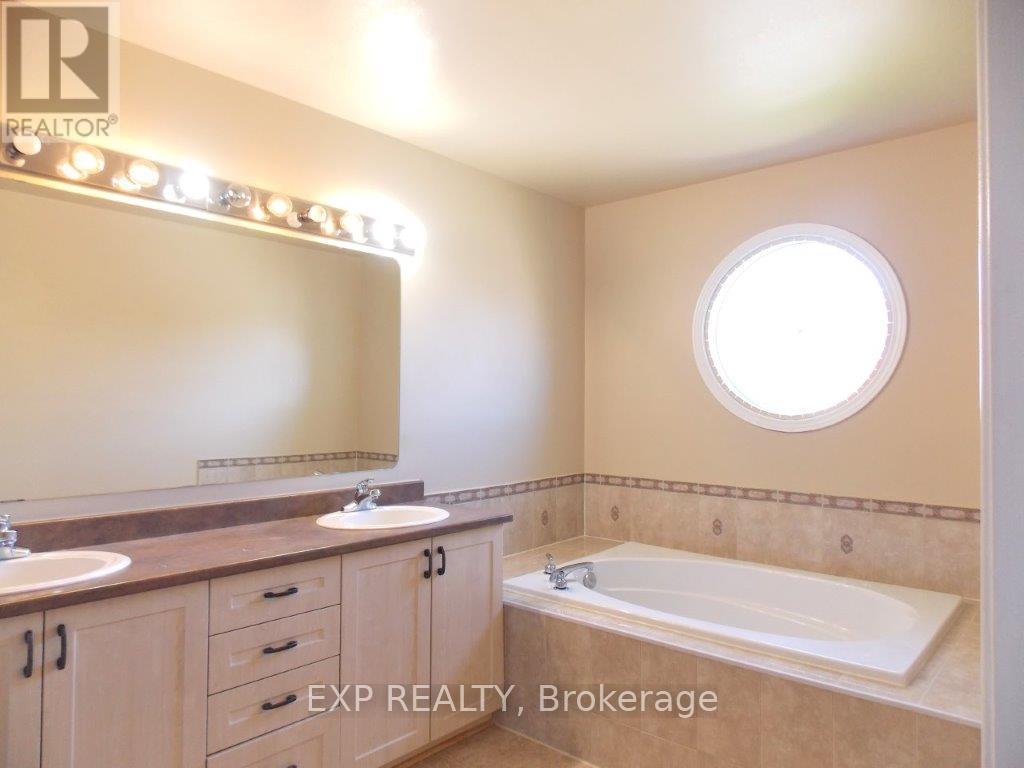 Photo 19 of 129 Annapolis Circle, Ottawa ON
