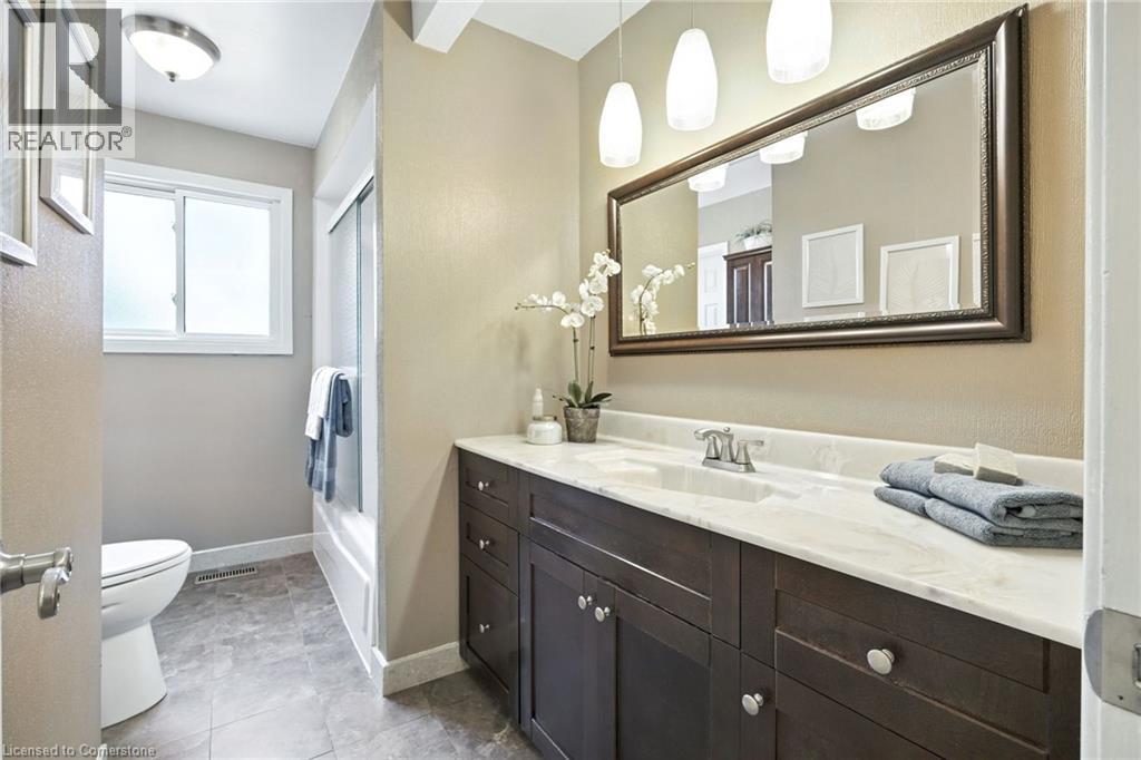 Photo 28 of 618 Empress Crescent, Burlington ON