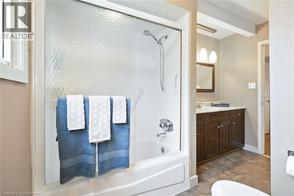 Photo 29 of 618 Empress Crescent, Burlington ON