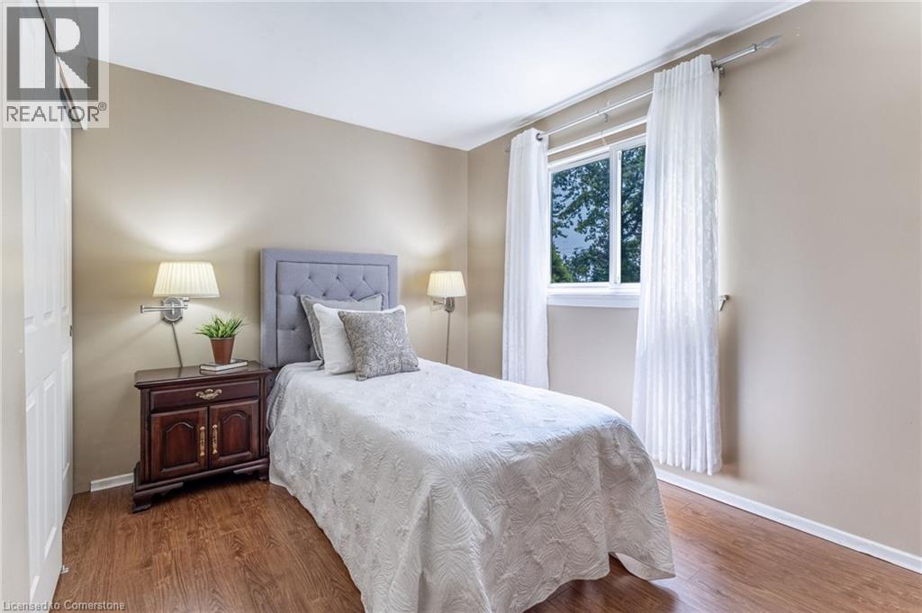 Photo 31 of 618 Empress Crescent, Burlington ON