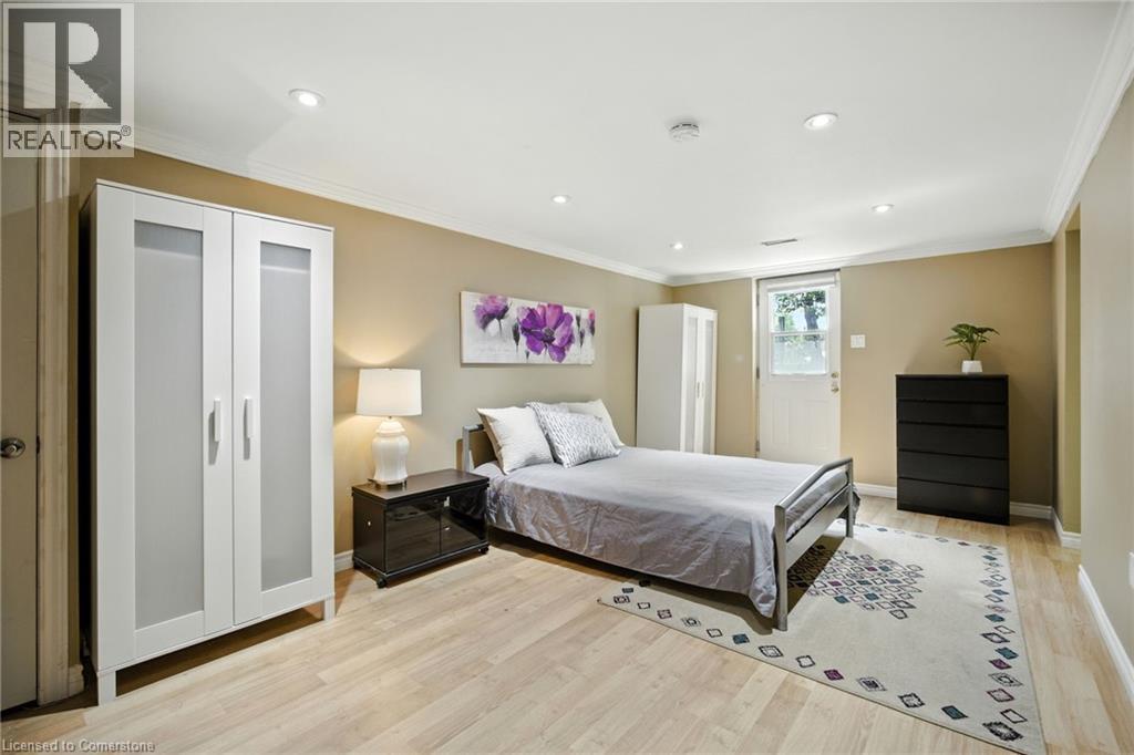 Photo 33 of 618 Empress Crescent, Burlington ON