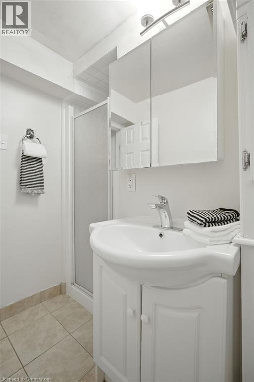 Photo 35 of 618 Empress Crescent, Burlington ON