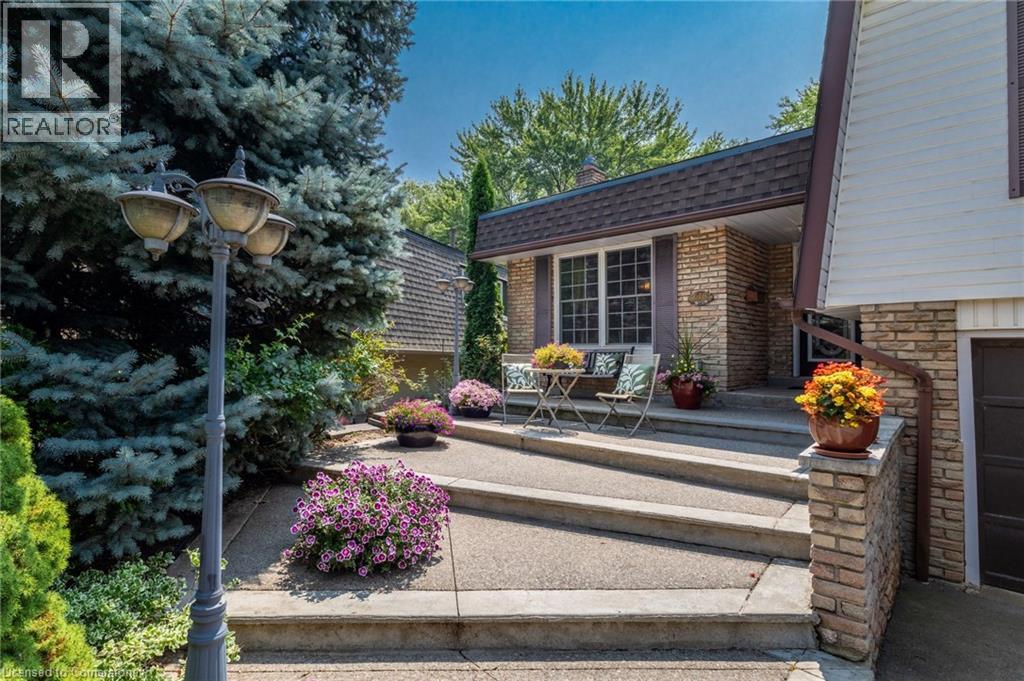 Photo 5 of 618 Empress Crescent, Burlington ON