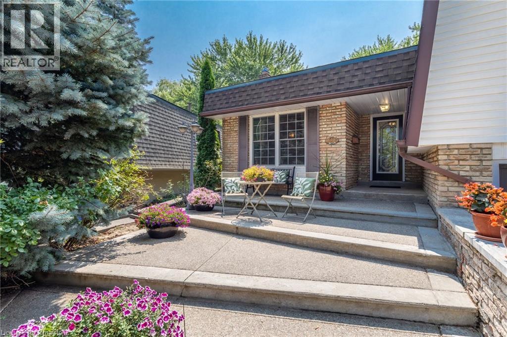 Photo 6 of 618 Empress Crescent, Burlington ON