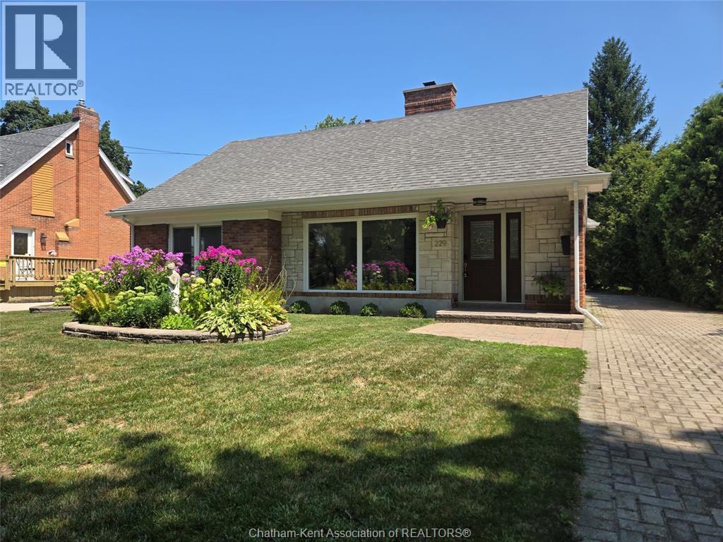 Photo 1 of 229 Elizabeth Street, Chatham ON