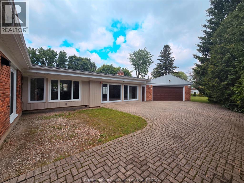 Photo 4 of 229 Elizabeth Street, Chatham ON