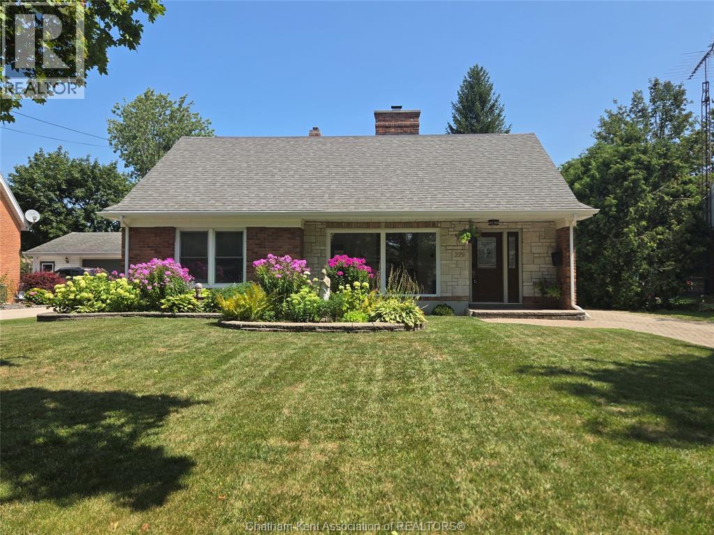Photo 2 of 229 Elizabeth Street, Chatham ON