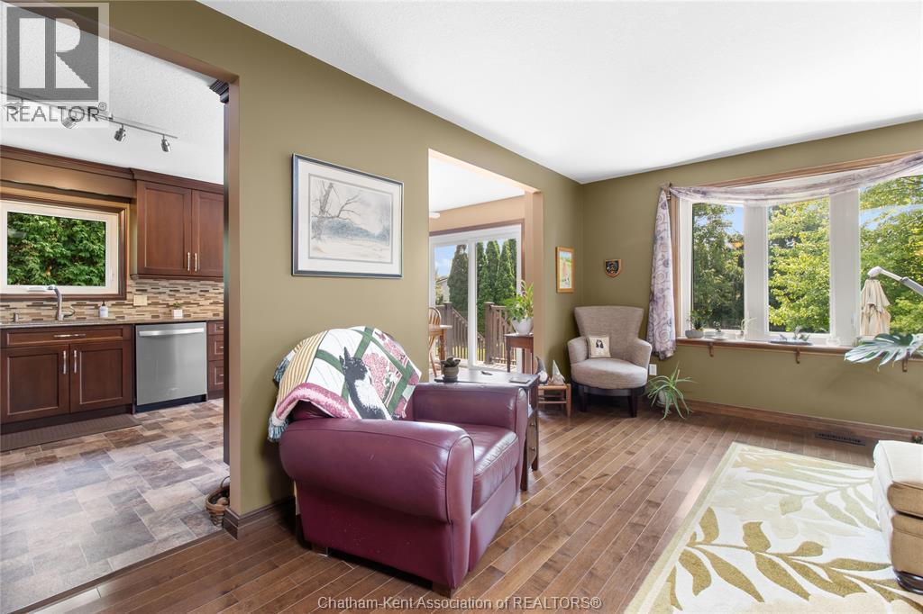 Photo 5 of 20 Dejonge Place, Chatham ON
