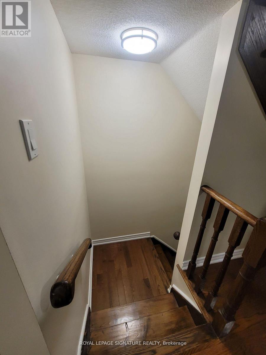 Photo 12 of 31 1633 Northmount Avenue W, Mississauga ON