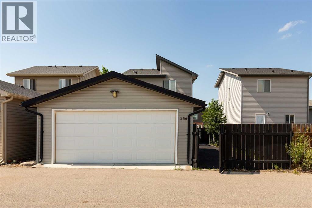 Single Family House for Sale in  Sunridge Road W Sunridge Lethbridge 