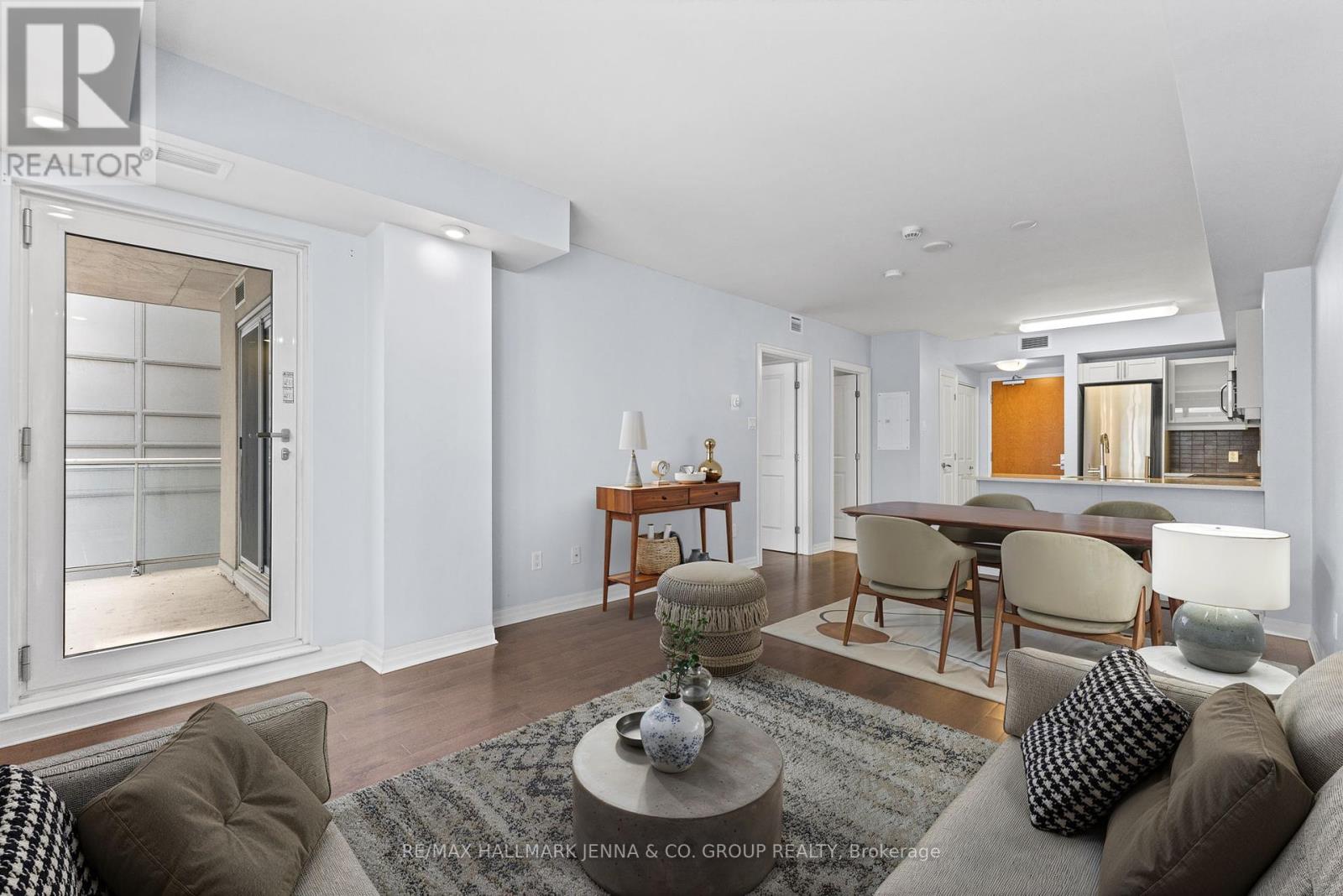 https://ddfcdn.realtor.ca/listing/TS638905010469500000/reb76/highres/1/x12138901_16.jpg