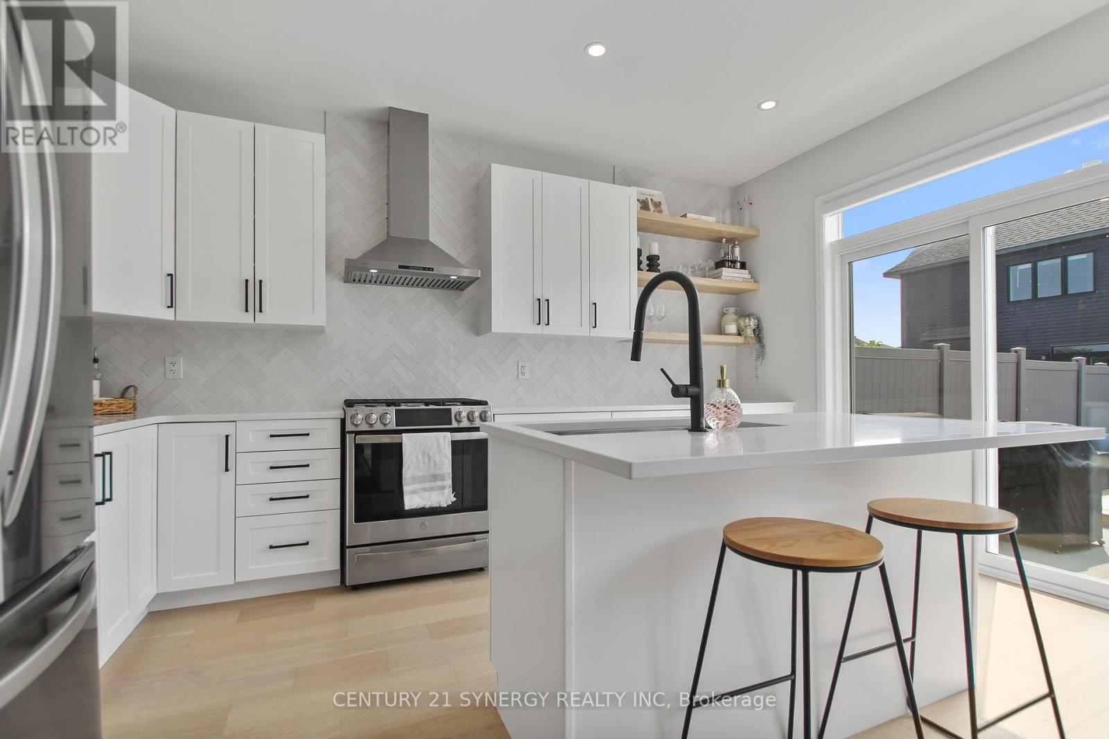 Photo 3 of 2104 Caltra Crescent, Ottawa ON