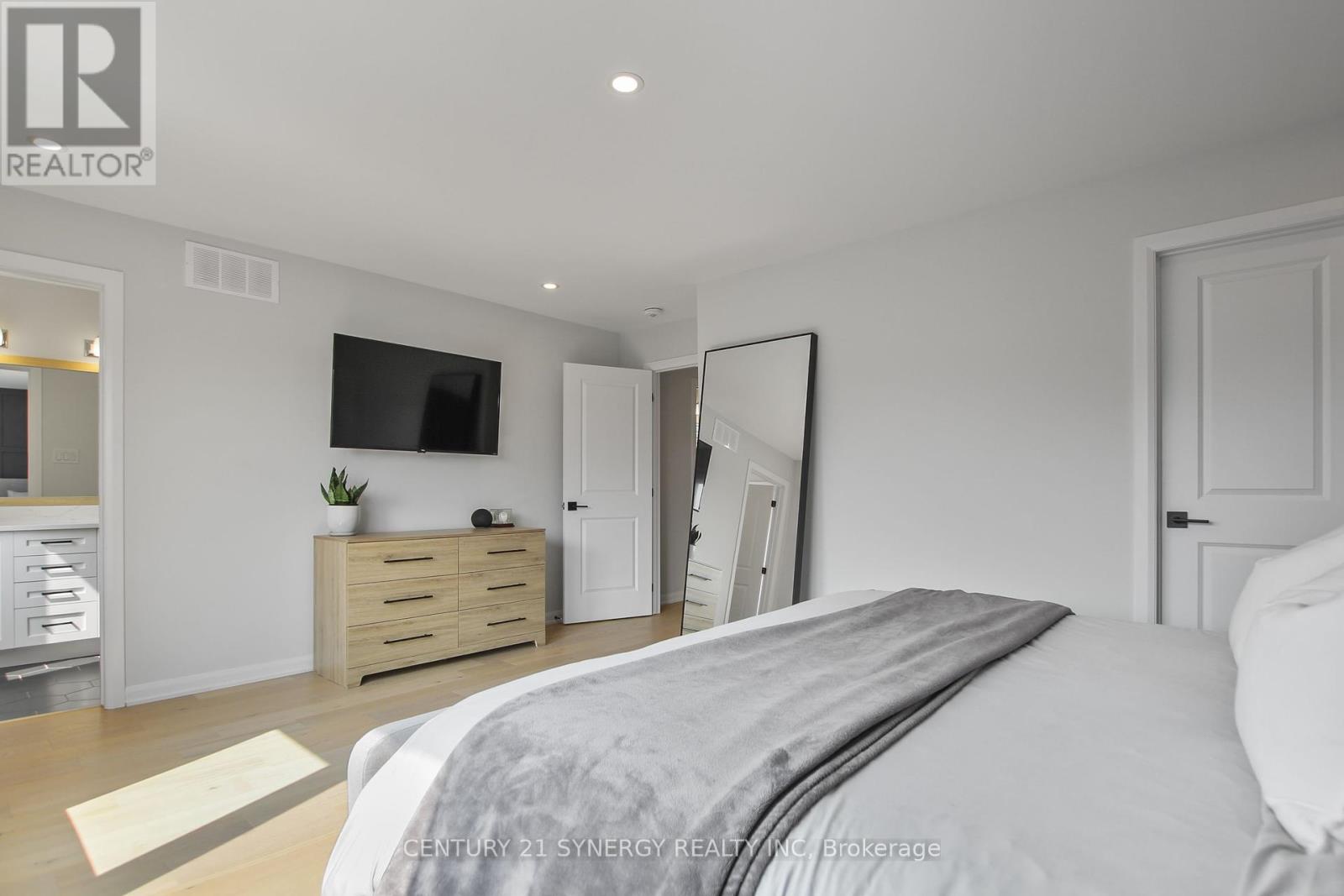 Photo 14 of 2104 Caltra Crescent, Ottawa ON